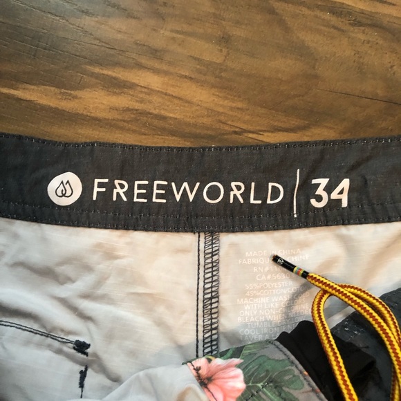 Men’s free world swim trunks size 34 - Picture 2 of 3
